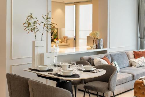 Three-Bedroom Deluxe Apartment image 7
