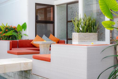 One-Bedroom Poolside Terrace Suite image 8