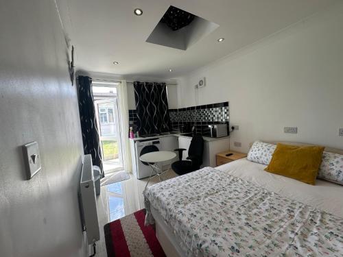 Luxury Ensuite Studio In Crayford Dartford Bexley London With Full Kitchen And Side Garden Alleyway Entrance chambre d'hôte Crayford