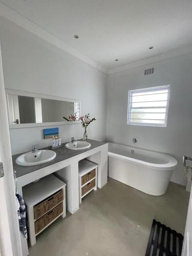Bathroom, Out Of The Blue in Kenton-on-Sea
