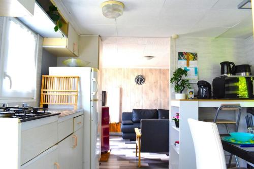Kitchen, Le Mobil Home du Bois du Buc in Autheuil-Authouillet