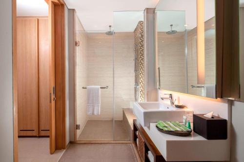 Deluxe King Room with Balcony and City View image 5
