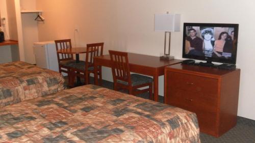 Stampeder Inn Room Type - Standard Double Room, 2 Double Beds, Smoking