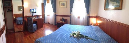 3 twin beds, 1 sofa bed