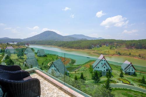 Surrounding environment, Dalat Wonder  Resort in Tuyen Lam Lake