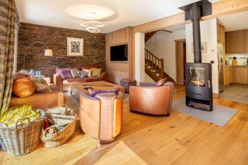 Chalet in méribel center with outdoor jacuzzi and sauna