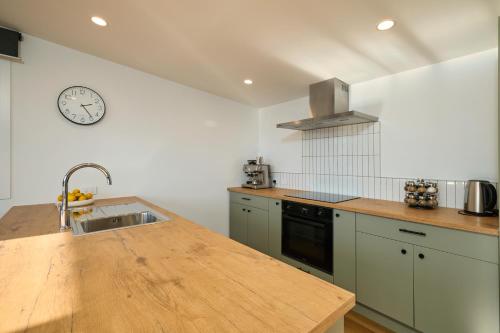 Modern Mountain Views Sunny - Kaikoura