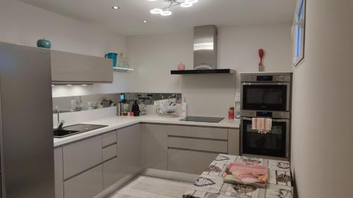 Kitchen, Maison en pierre, 3 chambres a 15 mn du centre de Menton et des plages in Sainte-Agnes