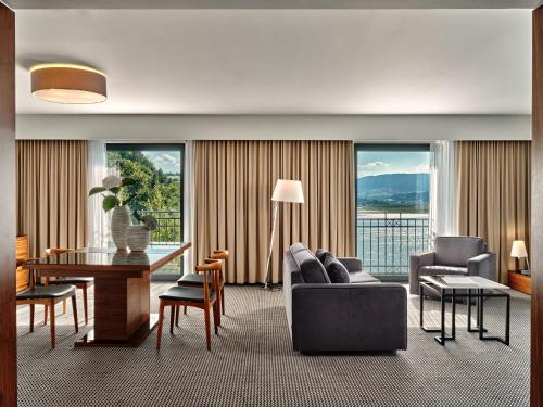 Heron Live Hotel