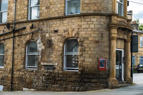 Stylish 2 bedroom apartment next to Train Station in Dewsbury