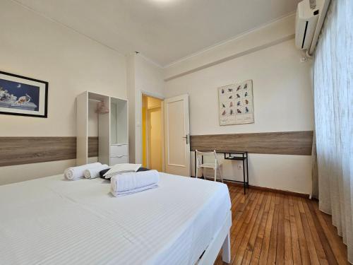 City's corner spot by YHA, Athens