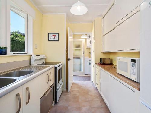 Te Kopua - Acacia Bay Holiday Home - image 3