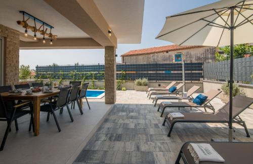 Villa Lusarci with pool in ซกาลยิซี