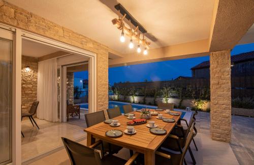 Villa Lusarci with pool in ซกาลยิซี