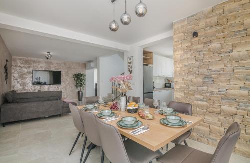 Villa Lusarci with pool in ซกาลยิซี