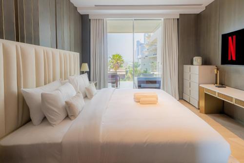 Exclusive 2BR in Five Palm Jumeirah - Beach Access - main image