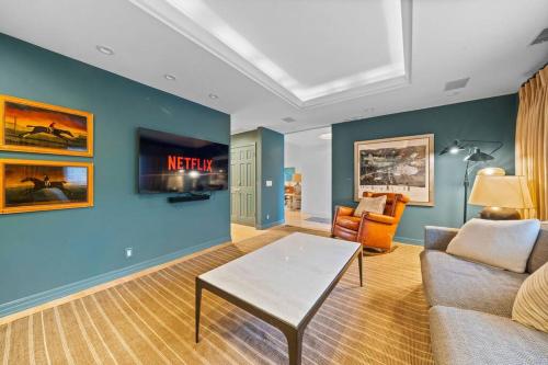 Venice Home with Game Room, Theater, Pool and Spa in Los Angeles, USA