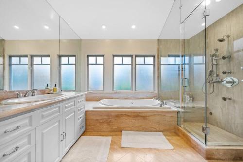 Venice Home with Game Room, Theater, Pool and Spa in Los Angeles, USA