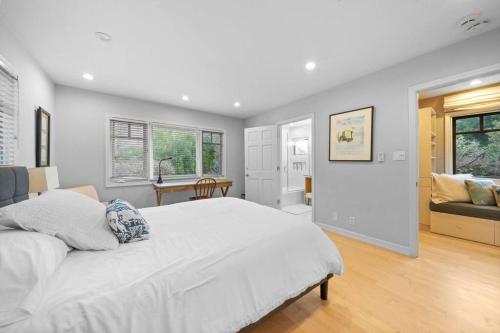 Venice Home with Game Room, Theater, Pool and Spa in Los Angeles, USA