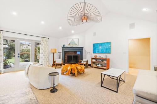 Venice Home with Game Room, Theater, Pool and Spa in Los Angeles, USA