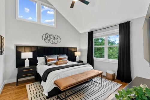 New, Luxury, 5 mi to Asheville, Hot Tub, Mountain View in Swannanoa, USA