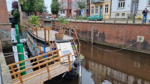 Schute "Kunstkudder" im Hansehafen in Stade, Deutschland