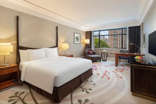 Grand Deluxe King- Cathay Garden room in Jin Jiang Hotel