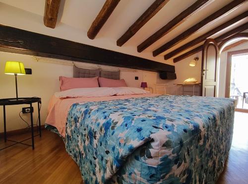 Double Room with Shared Bathroom image 7