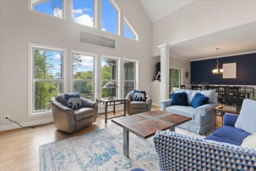 Lake Norman Home Lake Access with Heated Pool & Hot Tub in Terrell, USA