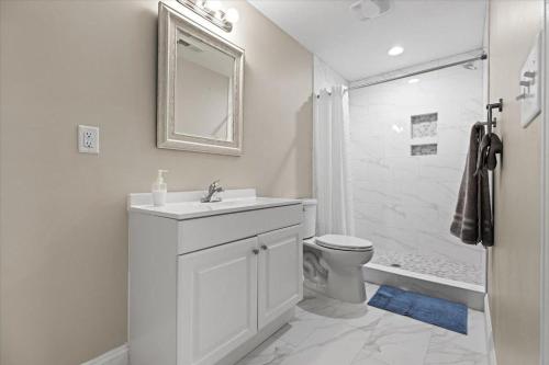 Lake Norman Home Lake Access with Heated Pool & Hot Tub