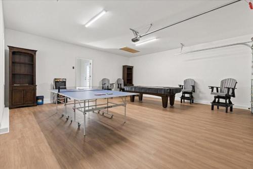 Lake Norman Home Lake Access with Heated Pool & Hot Tub