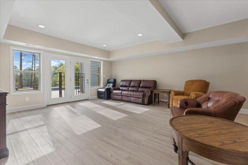 Lake Norman Home Lake Access with Heated Pool & Hot Tub