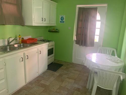 Hilltop Haven Apartment #1 in ลาบอรี