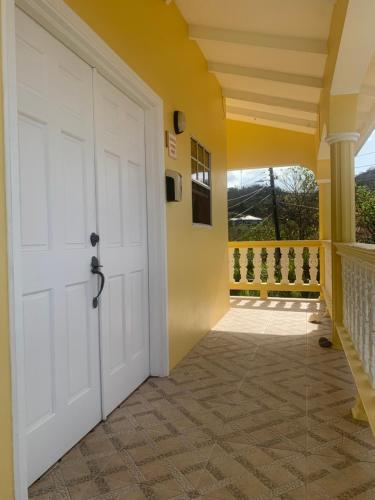 Hilltop Haven Apartment #1 in ลาบอรี