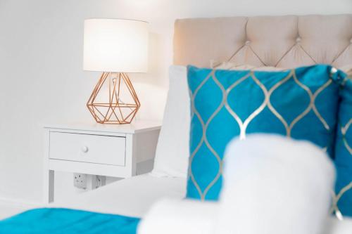 Three Bedroom House - Garden - Parking - Wifi - Netflix - Top Rated - 11T