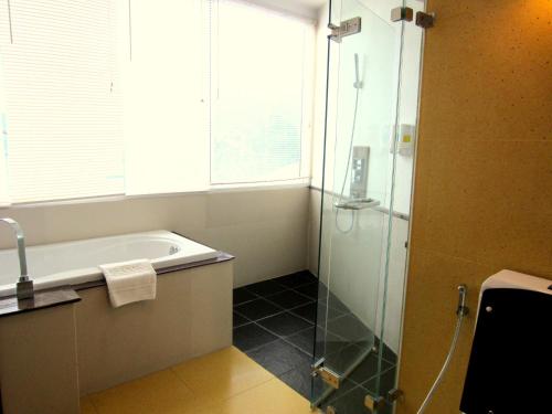 room detail thumbnail 2