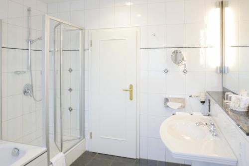 Business Queen Room