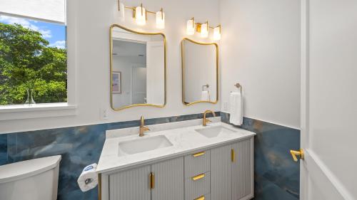 Five-Bedroom House image 10