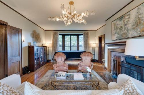 Ivy Hall Home - Great Location! - Tap to explore photos