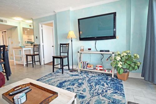 Oceanfront SPT704 Walk to Beach Bars, Dining, Shopping and More in Myrtle Beach, USA
