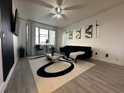Luxury Skyrise Condo Downtown Jax thumb 2