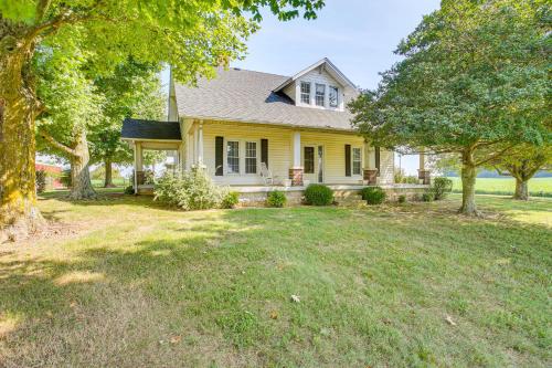 Tennessee Family Farmhouse on 2 Acres! in Portland, USA