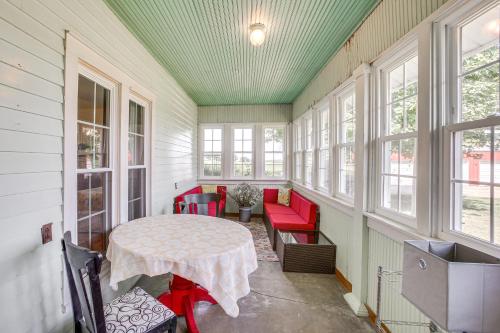 Tennessee Family Farmhouse on 2 Acres! in Portland, USA