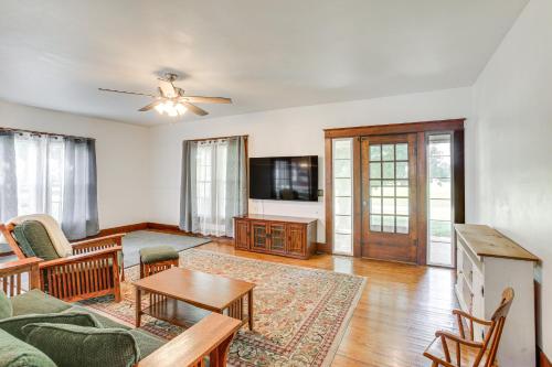 Tennessee Family Farmhouse on 2 Acres! in Portland, USA