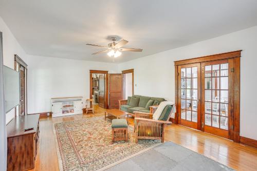 Tennessee Family Farmhouse on 2 Acres! in Portland, USA