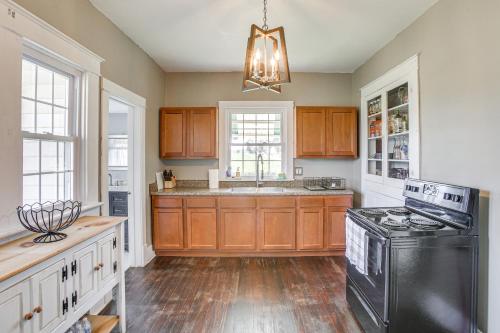 Tennessee Family Farmhouse on 2 Acres! in Portland, USA