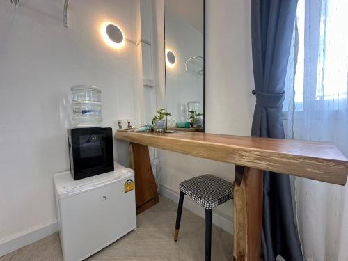 The White Den Sukhumvit 44
