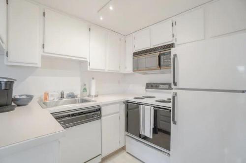 Free Parking - City Views - Near Attractions