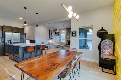 Spacious Home 5 Min to Broadway, Sleeps 12! in Nashville, USA