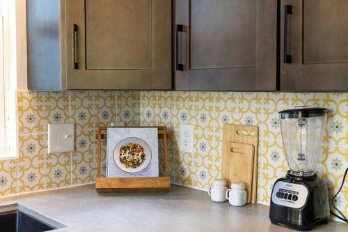Spacious Home 5 Min to Broadway, Sleeps 12! in Nashville, USA